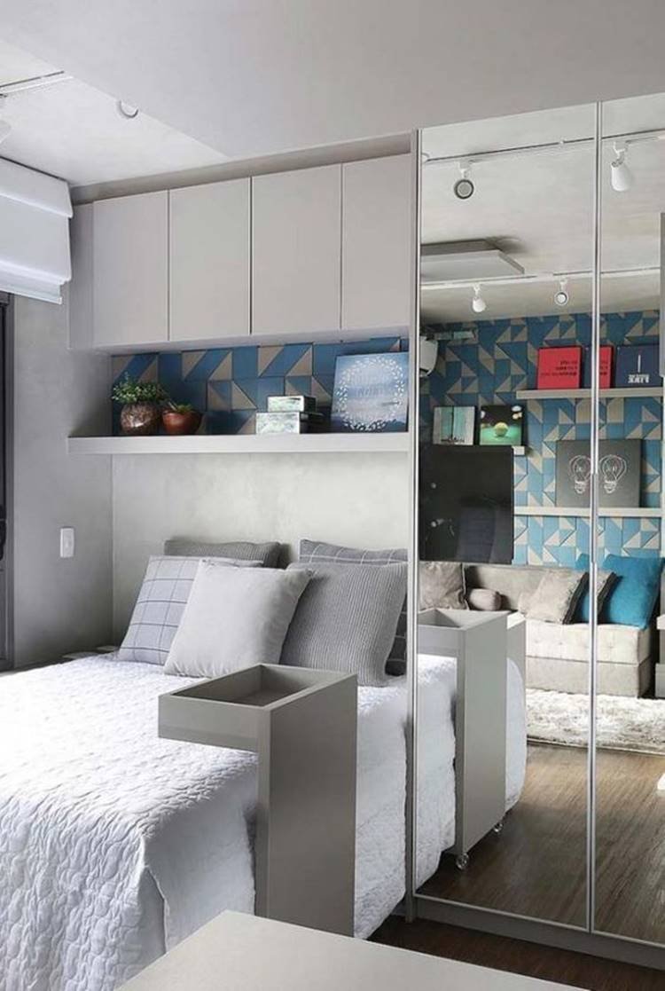 12. O melhor lugar para ter espelho no quarto é na porta do guarda-roupa, dando a sensação de espaço mais amplo do que ele realmente é.