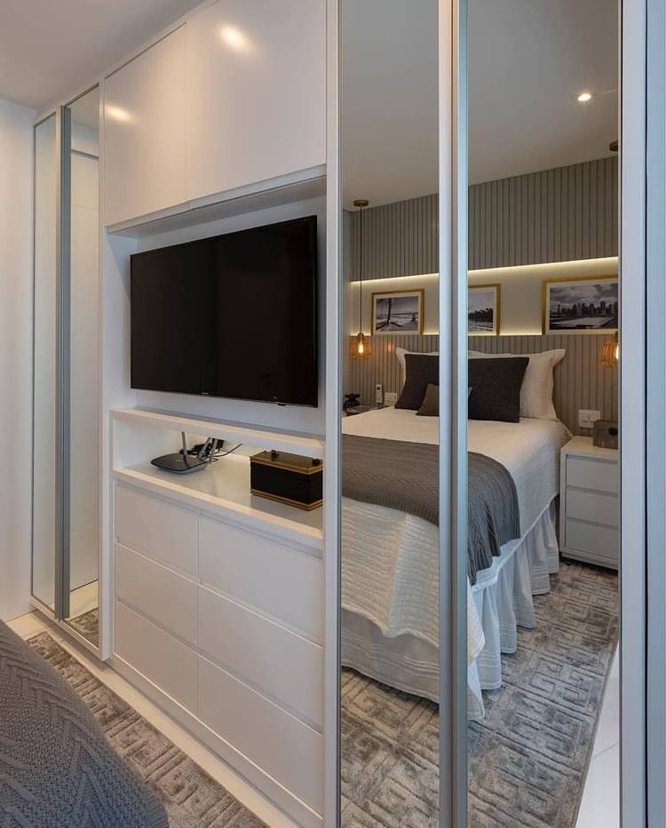 3. Para economizar mais espaço, um guarda-roupa planejado com área específica para tv é o ideal para seu quarto!