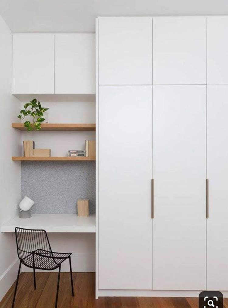 6. Para unir duas funcionalidades mesmo em um quarto pequeno, um guarda-roupa planejado com escrivaninha te ajudará bastante!
