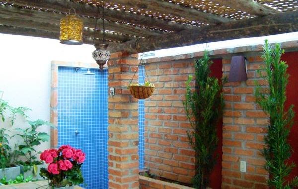 7 Ideias para Criar uma Área de Lazer Pequena 4 Ambiente externo fino mostrado com mobiliário elegante e confortável, adequado para relaxamento e socialização.