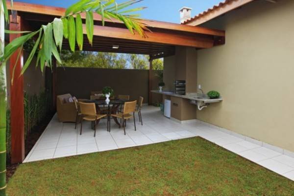 7 Ideias para Criar uma Área de Lazer Pequena 7 Espaço de lazer pequeno enfatizando a mescla de estilos e elementos para criar um ambiente convidativo.