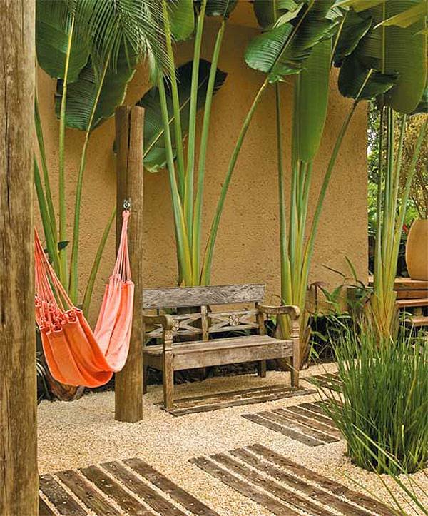 7 Ideias para Criar uma Área de Lazer Pequena 9 Imagem de uma área de lazer pequena com piscina, evidenciando a utilização inteligente do espaço.