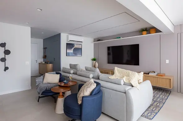3 Dicas para TV na Parede: Altura Ideal e Decoração 2 Desfrute de séries e filmes sem esforço: ajuste sua TV na parede a pelo menos 1,20 m do chão para garantir conforto visual – Projeto: Mari Milani + Arquitetas | Foto: Mariana Camargo