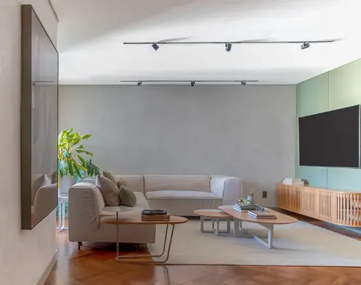 3 Dicas para TV na Parede: Altura Ideal e Decoração 4 O tamanho da televisão precisa ser proporcional ao ambiente – Projeto: Mari Milani + Arquitetas | Foto: Erika Urbino