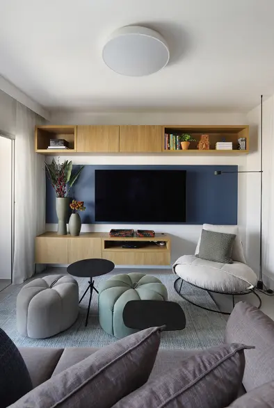 3 Dicas para TV na Parede: Altura Ideal e Decoração 5 Para um décor moderno ou minimalista, instale a TV diretamente na parede – Projeto: Mandril Arquitetura | Foto: Mariana Orsi @marianaorsifotografia