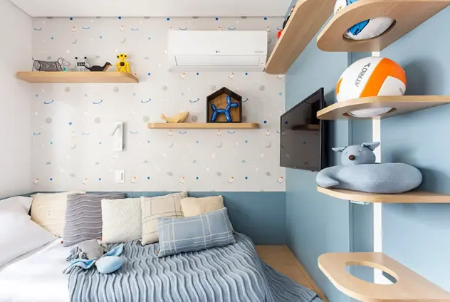 3 Dicas para TV na Parede: Altura Ideal e Decoração 8 TV na parede do quarto deixa o espaço completo e mais confortável – Projeto: Mari Milani + Arquitetas | Foto: Mariana Camargo