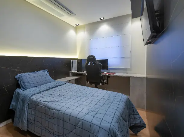 3 Dicas para TV na Parede: Altura Ideal e Decoração 9 TV na parede + iluminação embutida + revestimento marmorizado preto – Mariana Diniz Arquitetura e Interiores | Foto: @mardepalha