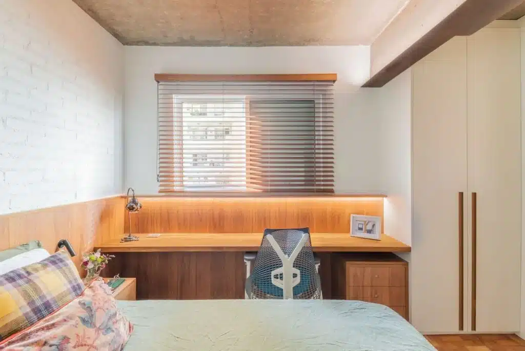 5 Passos para Encontrar o Apartamento Ideal 1 A iluminação usada na bancada traz foco ao espaço de trabalho no projeto assinado por LCAC Arquitetura
