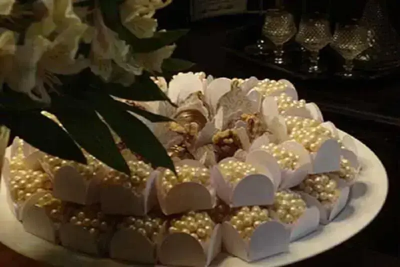 Bodas de Pérola: +30 Ideias para Decorar e Celebrar o Casamento de 30 Anos 3 Bodas de pérola festa com docinhos personalizados – Foto: Enfim Noivei