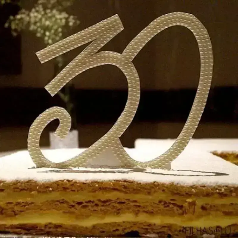 Bodas de Pérola: +30 Ideias para Decorar e Celebrar o Casamento de 30 Anos 1 Bodas de pérola é uma comemoração que fortalece ainda mais a união do casal – Foto: Sempre Viva Presentes