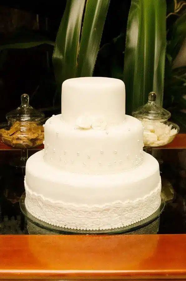 Bodas de Pérola: +30 Ideias para Decorar e Celebrar o Casamento de 30 Anos 4 Bolo bodas de pérola decorado com renda e pérolas – Foto: Juliana Rangel