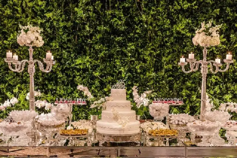 Bodas de Pérola: +30 Ideias para Decorar e Celebrar o Casamento de 30 Anos 6 Decoração bodas de pérola com painel de folhagens – Foto: Vestida de Noiva