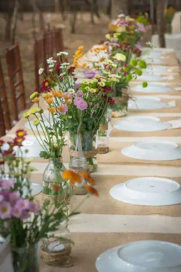 Bodas de Pérola: +30 Ideias para Decorar e Celebrar o Casamento de 30 Anos 7 Decoração simples bodas de pérola com vasinhos de flores – Foto: Blog da Tetê