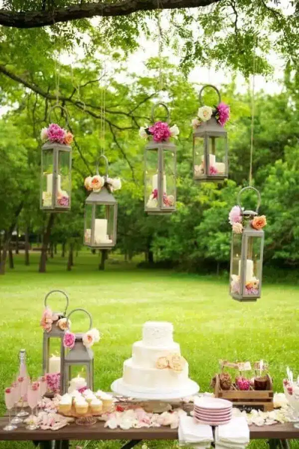 Bodas de Pérola: +30 Ideias para Decorar e Celebrar o Casamento de 30 Anos 9 Delicada decoração bodas de pérola festa ao ar livre – Foto: Papo Glamour