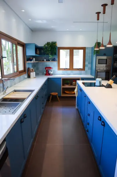 3 Ideias Funcionais para Montar uma Cozinha Completa 2 Cozinha completa planejada: projeto vibrante com o azul em destaque, iluminação moderna e utensílios elegantes.