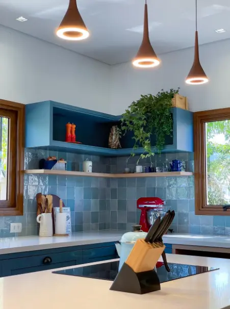 3 Ideias Funcionais para Montar uma Cozinha Completa 3 Cozinha americana completa: cozinha planejada americana com iluminação LED, acabamento em madeira e eletrodomésticos em inox.