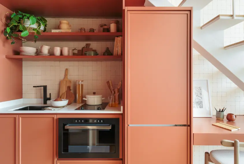 3 Ideias Funcionais para Montar uma Cozinha Completa 8 Cozinha completa compacta: uma cozinha pequena com prateleiras, espaço de armazenamento e geladeira embutida na marcenaria.