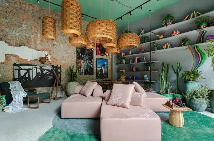 Teto Colorido: +10 Ideias para Transformar Quarto, Sala, Cozinha e Escritório 1 Sofá de três lugares e teto colorido verde, projeto de Nat Coelho, fotografia de Gabriela Daltro/CASACOR.