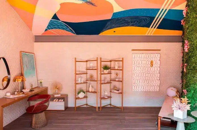 Teto Colorido: +10 Ideias para Transformar Quarto, Sala, Cozinha e Escritório 3 Tela em branco explorada com diversas cores, projeto de Marcela Tiraboschi, fotografia de Felipe Araujo/CASACOR.