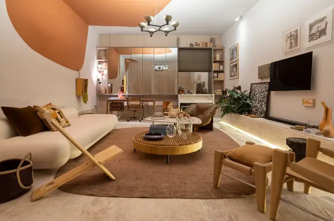 Teto Colorido: +10 Ideias para Transformar Quarto, Sala, Cozinha e Escritório 6 Loft aconchegante com teto colorido e formas orgânicas, projeto de Wesley Ramos, fotografia de Gabriela Daltro/CASACOR.