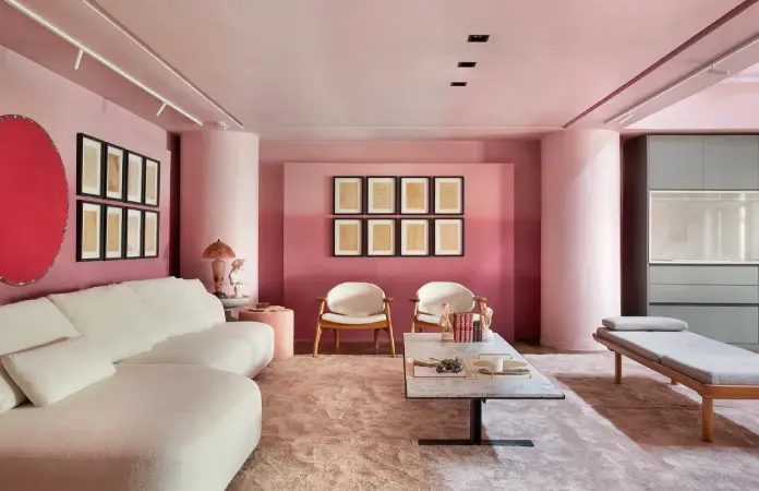 Teto Colorido: +10 Ideias para Transformar Quarto, Sala, Cozinha e Escritório 7 Sala moderna com tons de rosa no teto, projeto de Camila Bittencourt Arquitetura, fotografia de MCA Estúdio/CASACOR.