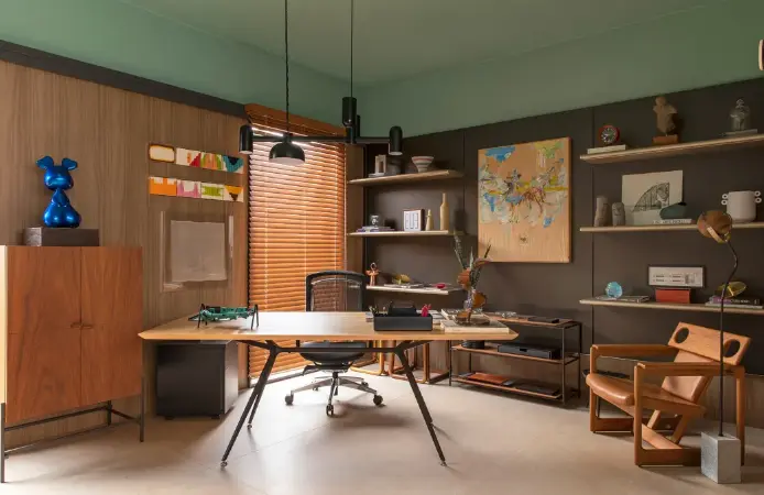 Teto Colorido: +10 Ideias para Transformar Quarto, Sala, Cozinha e Escritório 9 Escritório inspirado em trabalho, vinho e arte, teto verde, projeto de Sergio Coelho e Daniel Sampaio, fotografia de Felipe Araujo/CASACOR.