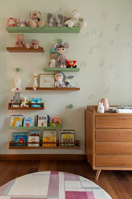7 Dicas para Evitar Erros na Decoração do Quarto do Bebê 2 Prateleiras otimizam a organização