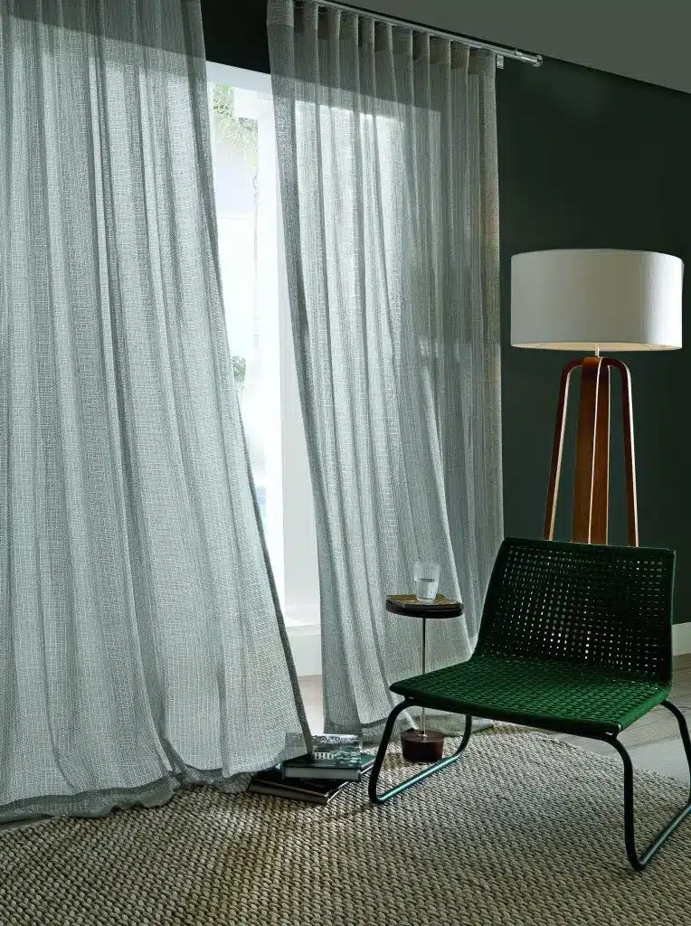5 Truques de Decoração para Ampliar a Casa 4 Cortinas ajudam a ampliar o ambiente