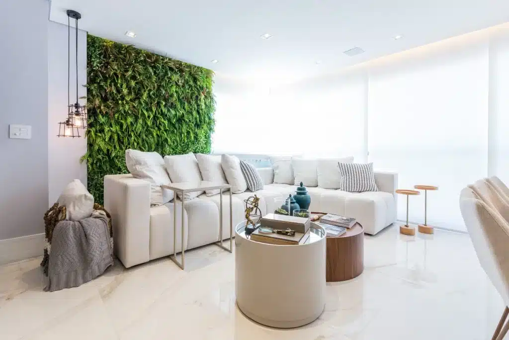 5 Dicas para Aproveitar a Luz Natural da Manhã e Tarde 3 O sofá em “L” segue o layout do envidraçamento da sacada