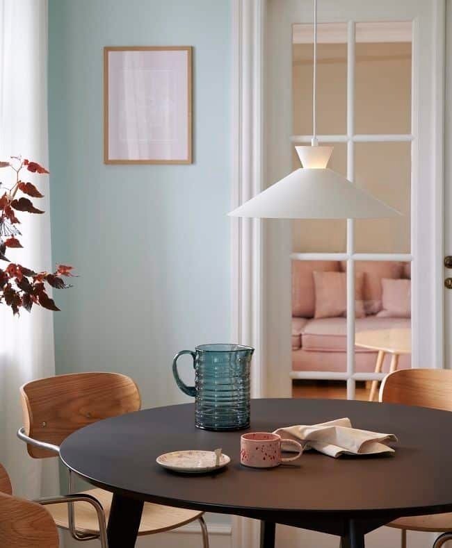 5 Passos para Incluir Pendentes na Decoração do Lar 7 Ambiente com um pendente em cima da mesa