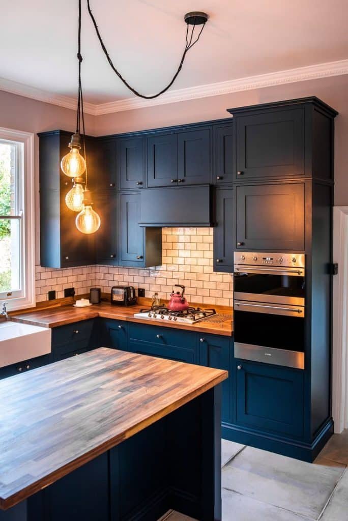 5 Passos para Incluir Pendentes na Decoração do Lar 9 Cozinha azul com três pendentes