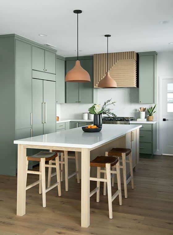 5 Passos para Incluir Pendentes na Decoração do Lar 8 Cozinha com dois pendentes acima da mesa