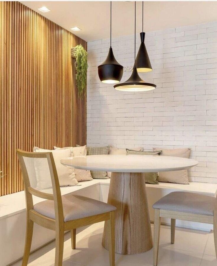5 Passos para Incluir Pendentes na Decoração do Lar 1 Sala de jantar em cores neutras e pendentes em preto