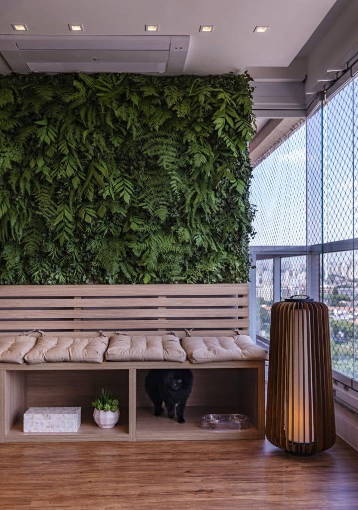 Cantinho da Ioga: 7 Dicas para Criar um Espaço de Tranquilidade 5 Parede vertical de plantas
