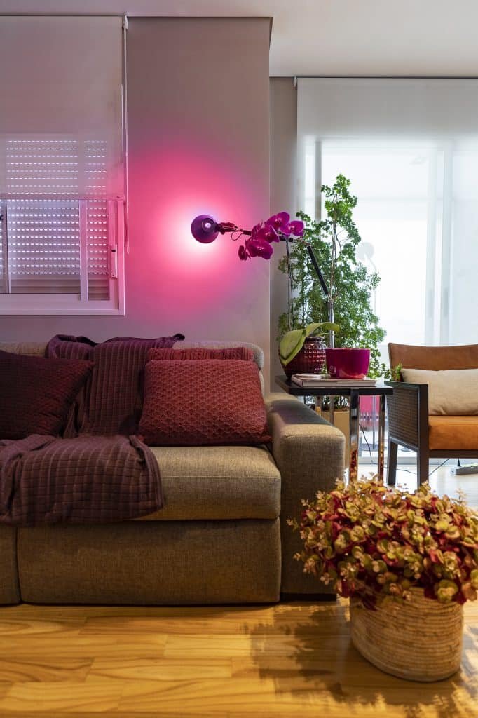 Cantinho da Ioga: 7 Dicas para Criar um Espaço de Tranquilidade 7 Uso de luz colorida