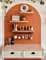 4 Maneiras Diferentes e Criativas de Decorar com Fotos 8 Cantinho do café decorado com canecas e prateleiras.