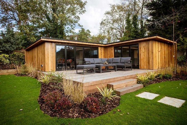 7 Vantagens da Casa Modular: Rapidez, Flexibilidade e Sustentabilidade 4 Casa modular com revestimento em madeira e sofás ao ar livre