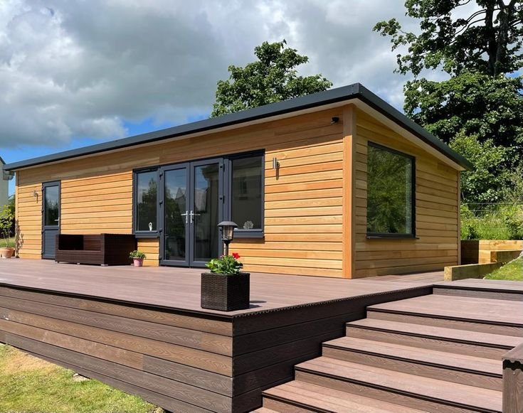 7 Vantagens da Casa Modular: Rapidez, Flexibilidade e Sustentabilidade 3 Casa modular com deque e escada