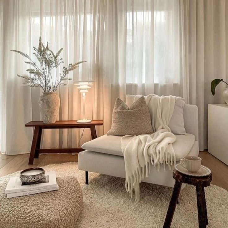 Prepare a Casa para o Inverno com 5 Dicas Essenciais 2 Sala em cores neutras com manta no sofá
