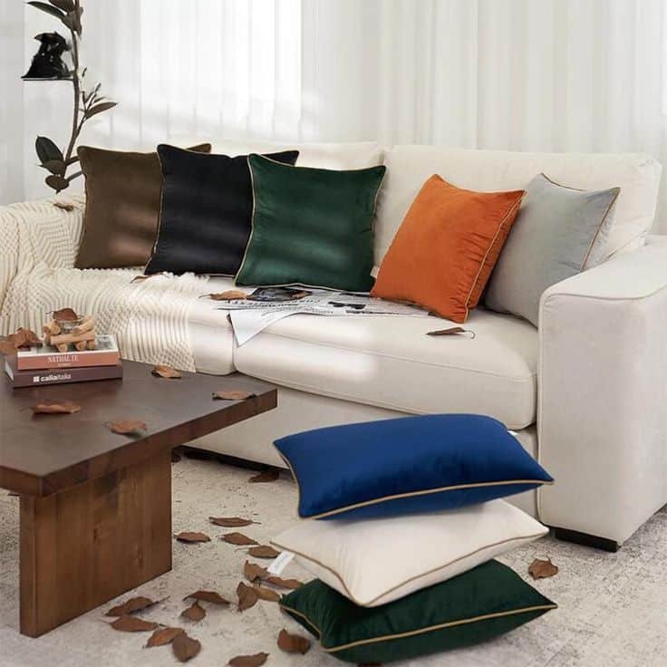 Prepare a Casa para o Inverno com 5 Dicas Essenciais 1 Sofás com almofadas em veludo