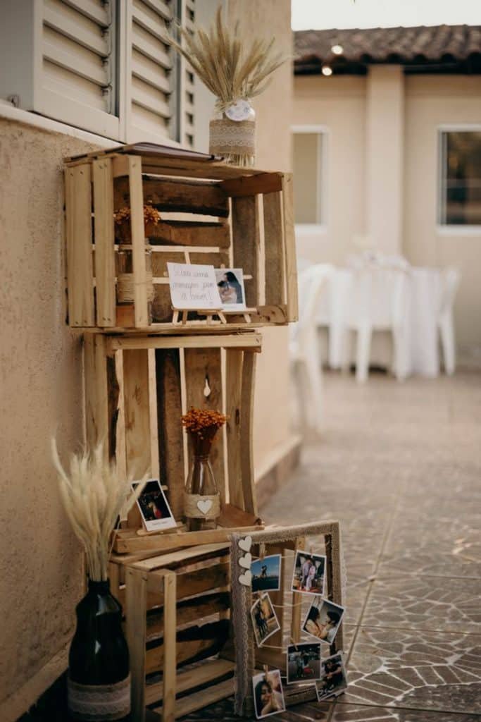 7 Ideias para um Chá de Panela Rústico com Estilo 6 Caixotes de madeira decorando a mesa com doces e samambaias.