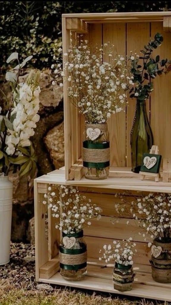 7 Ideias para um Chá de Panela Rústico com Estilo 8 Caixotes com vasos e flores brancas em mesa rústica.