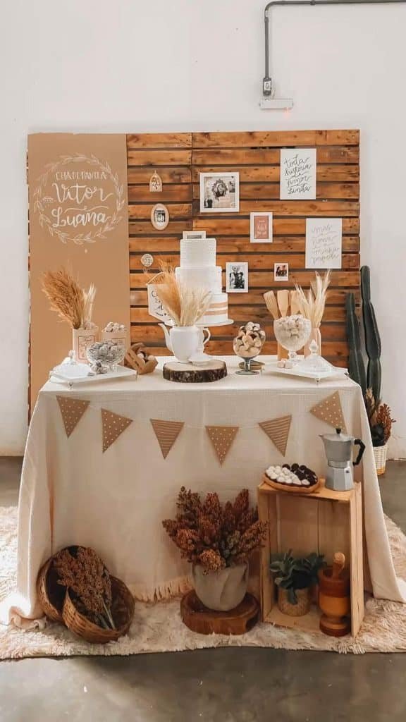 7 Ideias para um Chá de Panela Rústico com Estilo 1 Decoração de mesa para chá de panela com painel de madeira.