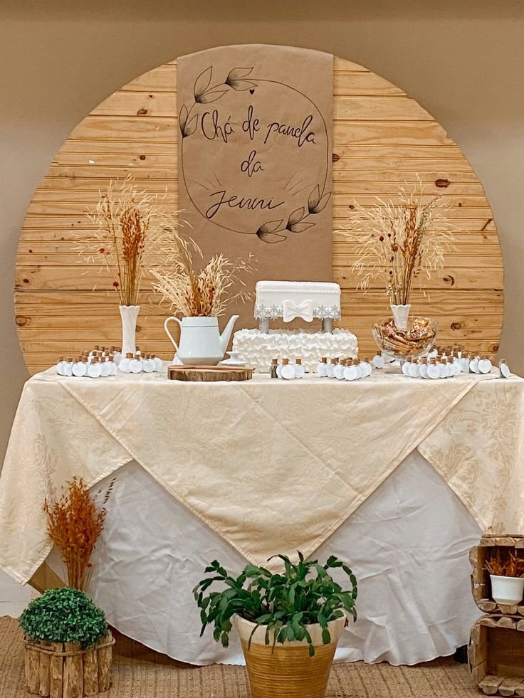 7 Ideias para um Chá de Panela Rústico com Estilo 2 Decoração com painel de madeira em mesa para chá de panela.