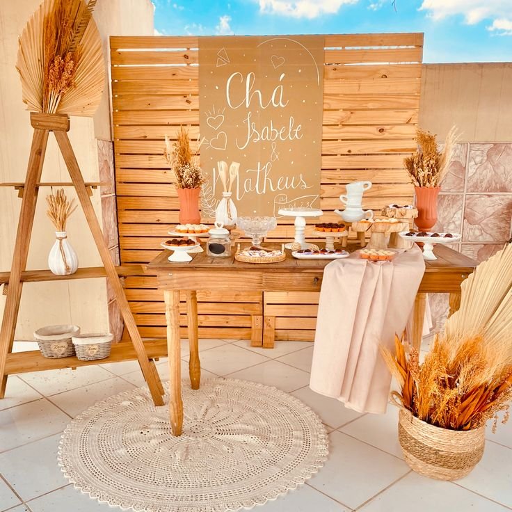 7 Ideias para um Chá de Panela Rústico com Estilo 4 Decoração de mesa com papel pardo e elementos naturais.