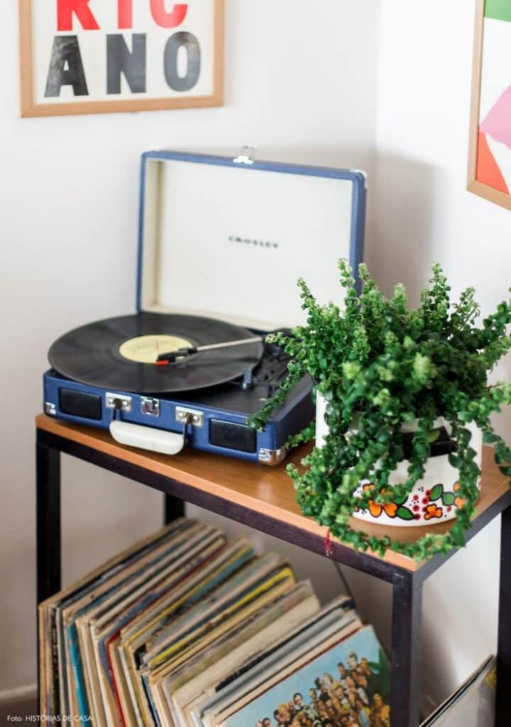 Decoração Afetiva: 5 Formas de Aplicar em Casa 2 Espaço com discos e vitrola.