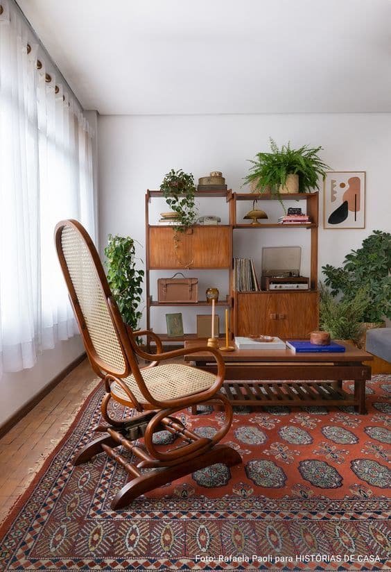 Decoração Afetiva: 5 Formas de Aplicar em Casa 9 Espaço com violão decorando a parede.