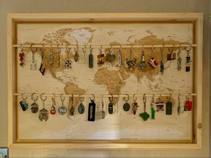 Decoração Afetiva: 5 Formas de Aplicar em Casa 4 Quadro com chaveiros de viagens.