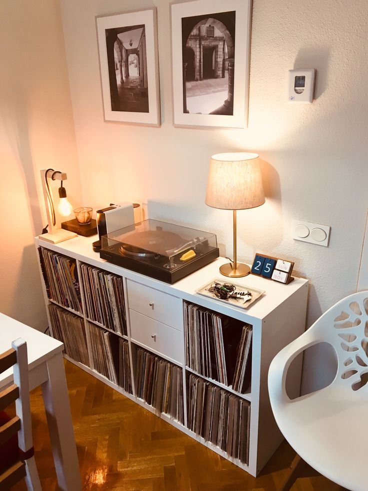 5 Ideias para Usar Vinil na Decoração 3 Balcão de madeira branco para discos