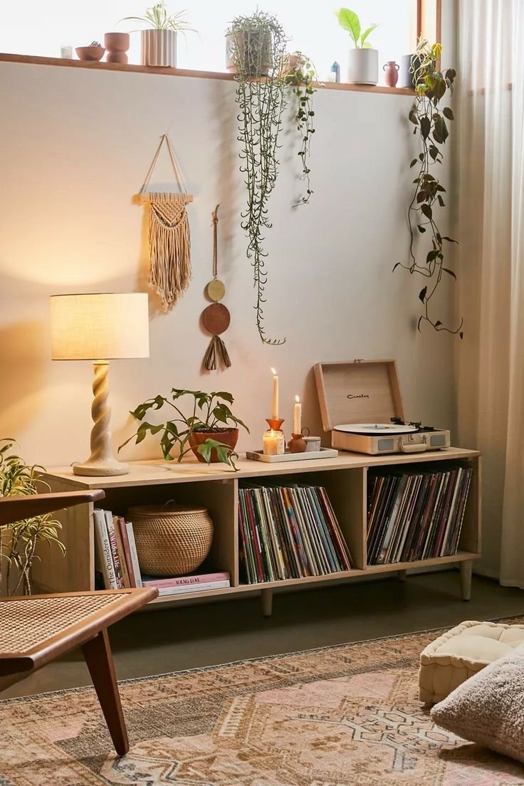 5 Ideias para Usar Vinil na Decoração 2 Balcão horizontal em madeira clara para discos